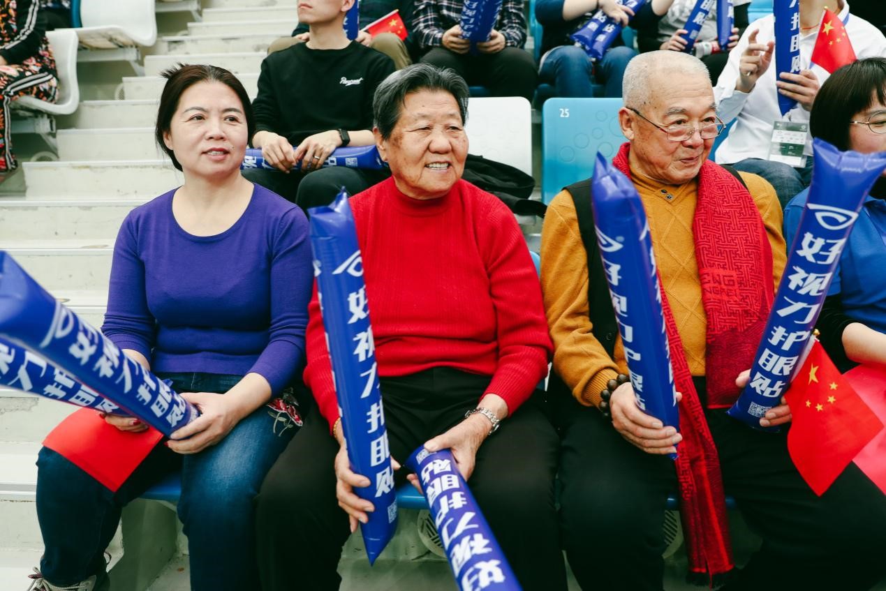 好视力会员相聚水立方  65岁老人齐过“女神节”