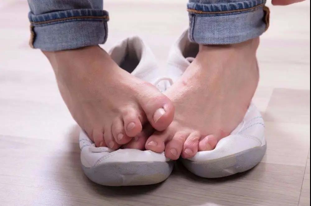 脚臭反复发作,这3个方法帮你缓解脱鞋的尴尬